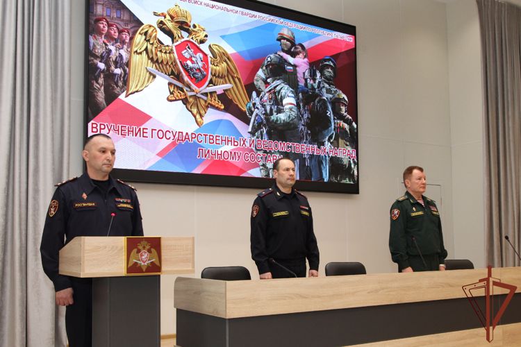 Командующий Приволжским округом Росгвардии в Казани вручил госнаграды участникам СВО (видео)