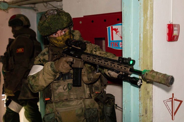 Росгвардейцы разминировали дорогу и ликвидировали схрон с боеприпасами в ДНР (ВИДЕО)