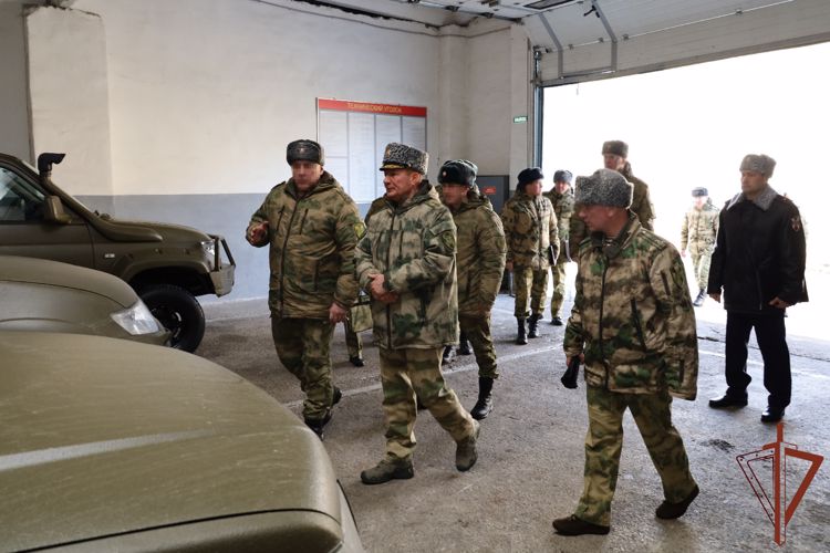 Командующий Приволжским округом Росгвардии в Казани вручил госнаграды участникам СВО (видео)