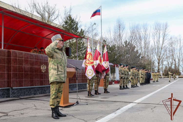 Боевые знамена нового образца вручены трем воинским частям Росгвардии в Ростовской области
