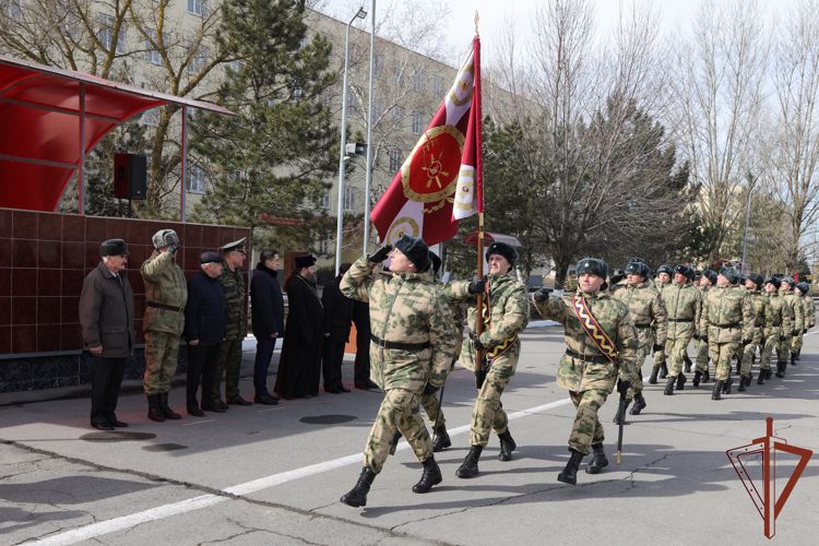 Боевые знамена нового образца вручены трем воинским частям Росгвардии в Ростовской области