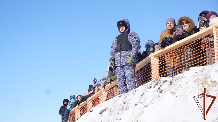 В Нарьян-Маре росгвардейцы обеспечили безопасность снегоходного кросса и гонок на оленьих упряжках
