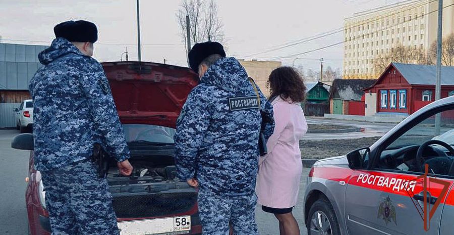 Росгвардейцы помогли девушке исправить поломку автомобиля в Пензе