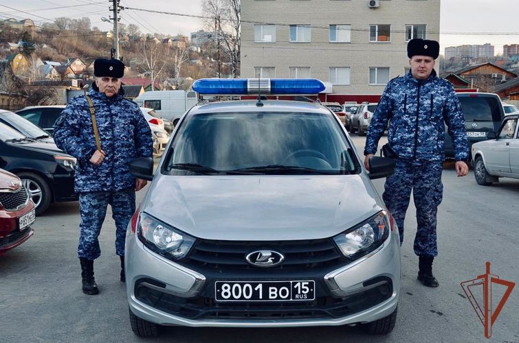 Росгвардейцы помогли девушке исправить поломку автомобиля в Пензе