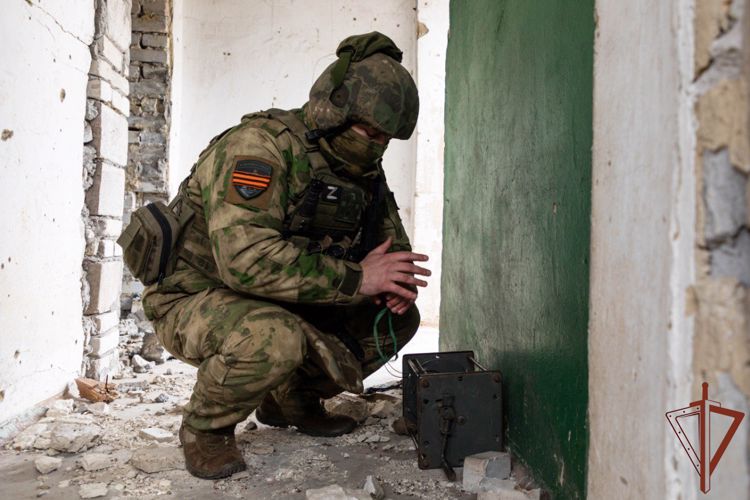 Росгвардейцы разминировали дорогу и ликвидировали схрон с боеприпасами в ДНР (ВИДЕО)