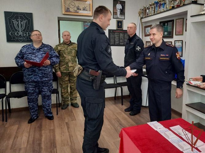 Заместитель командующего Сибирским округом Росгвардии вручил награды отличившимся в ходе СВО росгвардейцам 