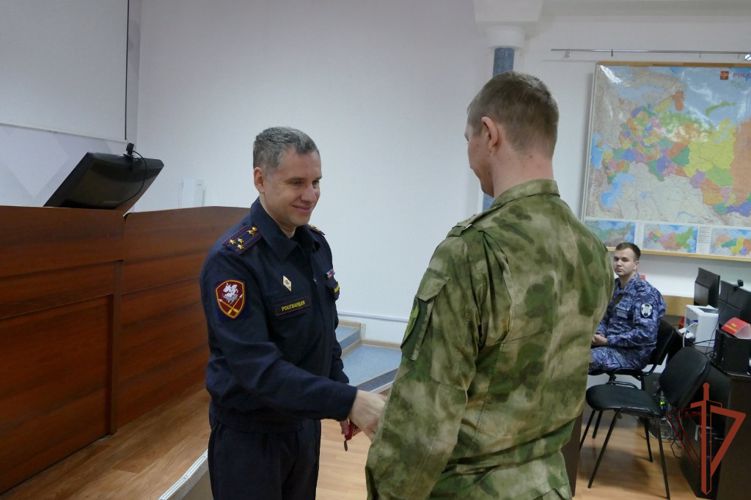 Заместитель командующего Сибирским округом Росгвардии вручил награды отличившимся в ходе СВО росгвардейцам 