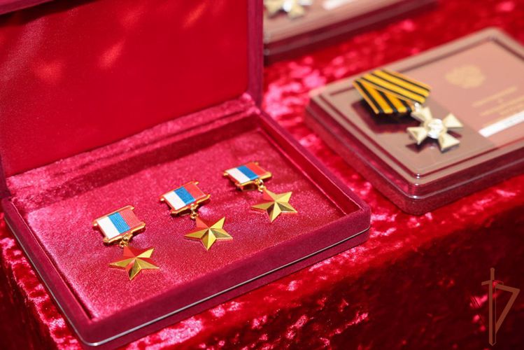 Директор Росгвардии генерал армии Виктор Золотов вручил офицерам ведомства «Золотые Звезды» Героев России в День войск национальной гвардии 