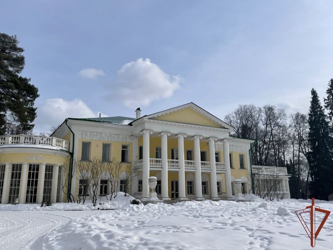 Росгвардейцы обеспечивают охрану Государственного исторического музея-заповедника «Горки Ленинские» в Подмосковье