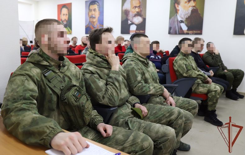 Офицеры Росгвардии принимают участие в подготовке добровольцев из Югры