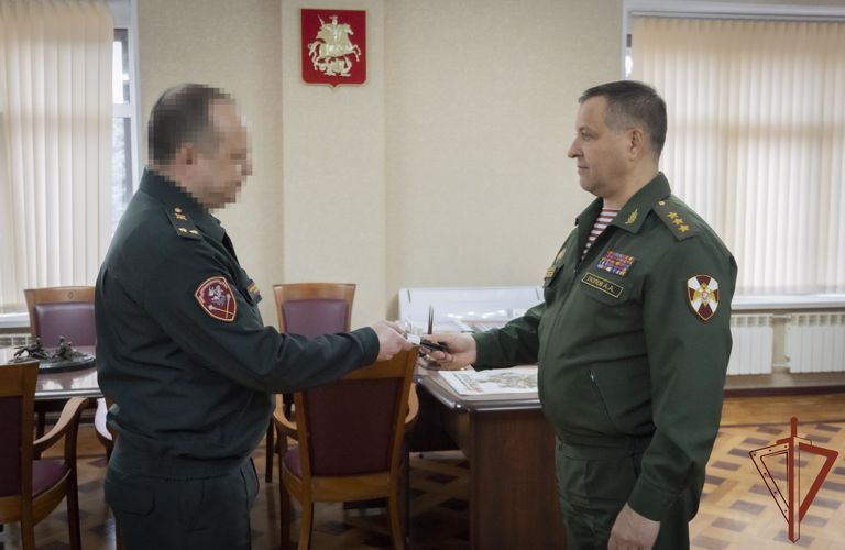 Командующий Центральным округом Росгвардии вручил награды отличившимся военнослужащим и сотрудникам ведомства