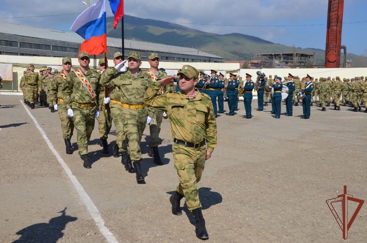 Воинским частям махачкалинского соединения Росгвардии вручены Боевые знамена