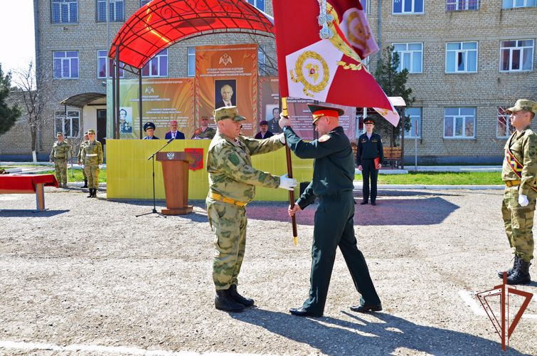 Воинским частям махачкалинского соединения Росгвардии вручены Боевые знамена