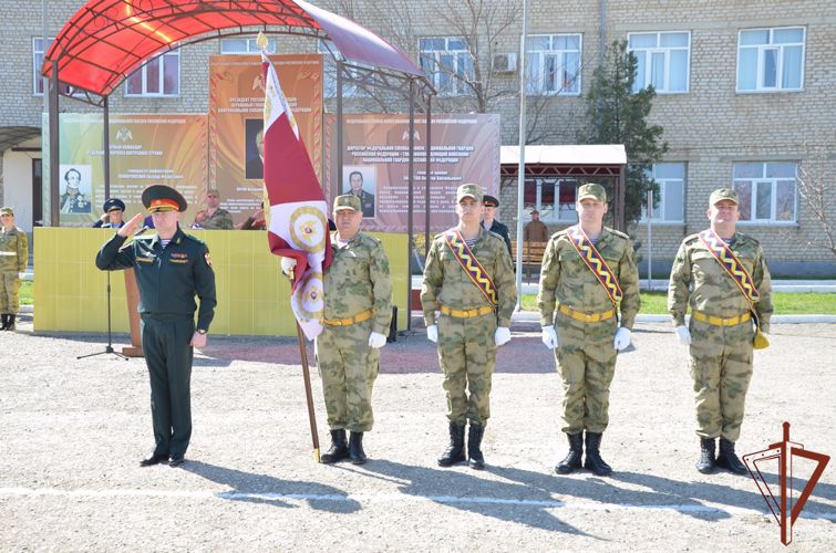 Воинским частям махачкалинского соединения Росгвардии вручены Боевые знамена