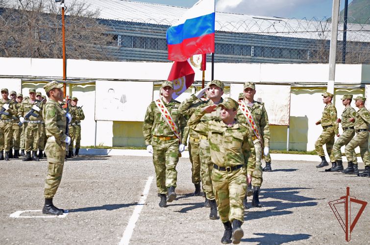 Воинским частям махачкалинского соединения Росгвардии вручены Боевые знамена