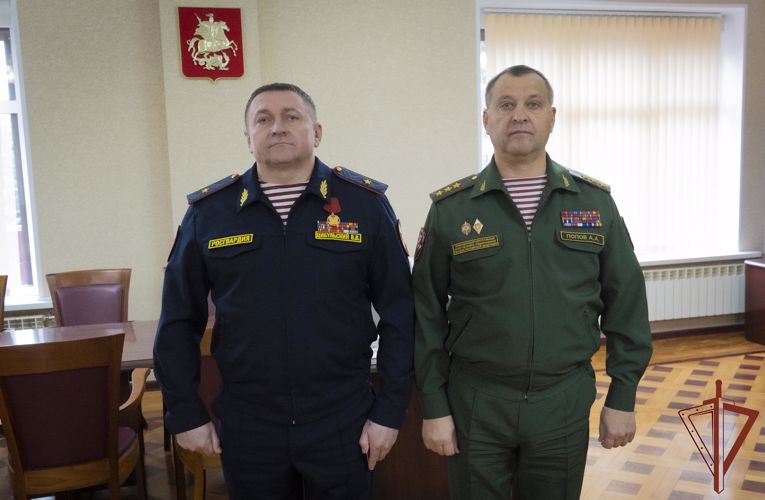 Командующий Центральным округом Росгвардии вручил награды отличившимся военнослужащим и сотрудникам ведомства