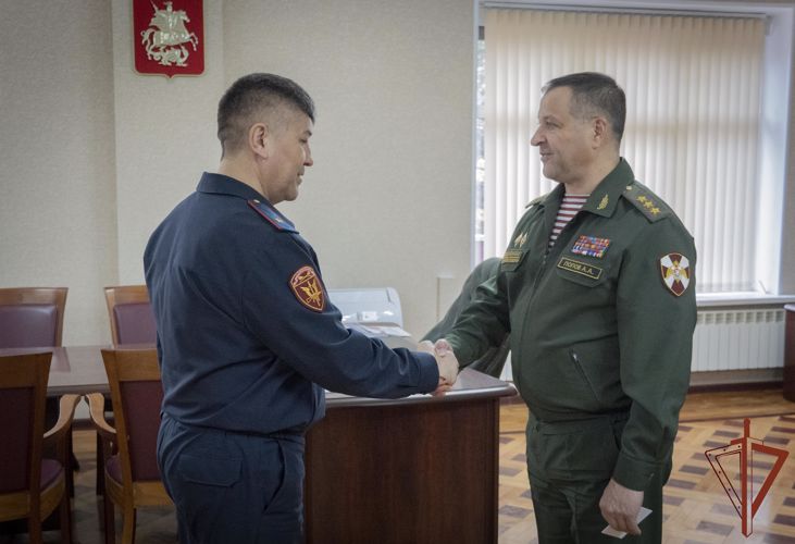 Командующий Центральным округом Росгвардии вручил награды отличившимся военнослужащим и сотрудникам ведомства