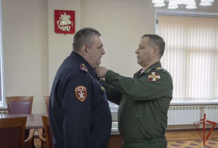Командующий Центральным округом Росгвардии вручил награды отличившимся военнослужащим и сотрудникам ведомства