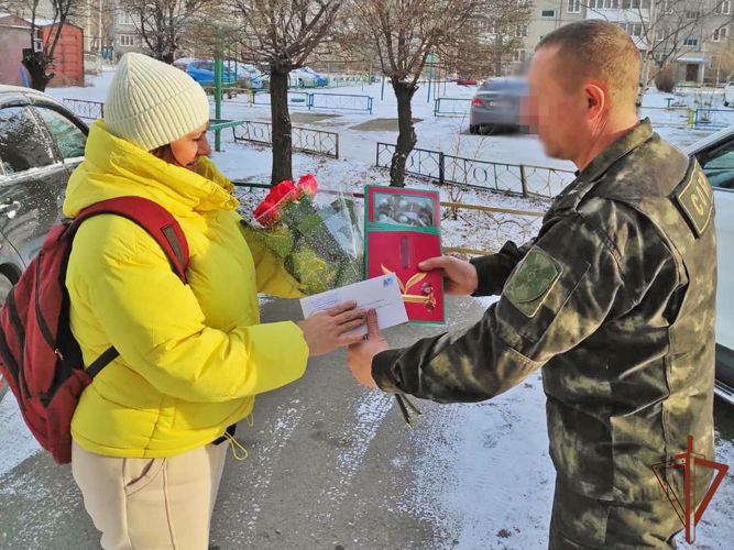 В канун 8 марта росгвардейцы Сибири поздравили матерей, вдов и дочерей погибших товарищей
