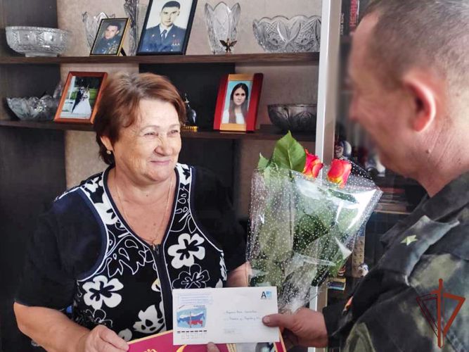 В канун 8 марта росгвардейцы Сибири поздравили матерей, вдов и дочерей погибших товарищей