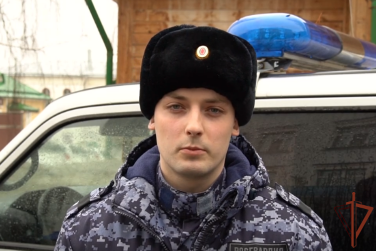 Росгвардеец спас провалившегося под лед пруда мужчину в Кирове