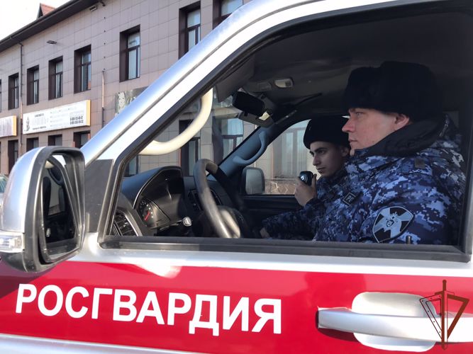 Росгвардейцы помогли вернуть потерявшегося ребенка в Омске
