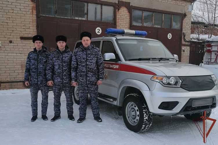 Водителю застрявшего в снегу грузовика пришли на помощь росгвардейцы на Южном Урале  (видео)