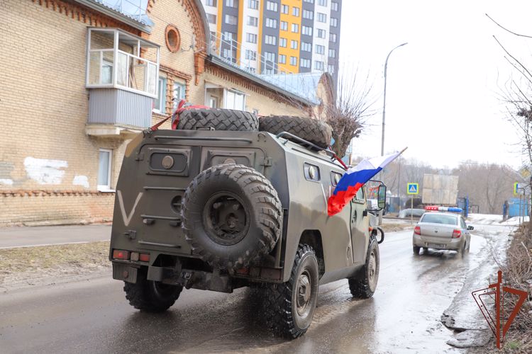 Вернувшийся из района СВО спецназовец Росгвардии впервые увидел своих новорожденных сыновей