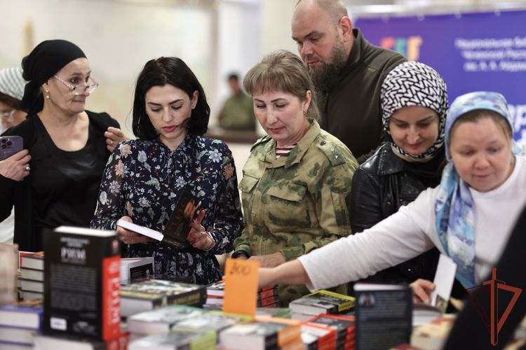 Росгвардейцы приняли участие в книжном фестивале «Питер» в Грозном