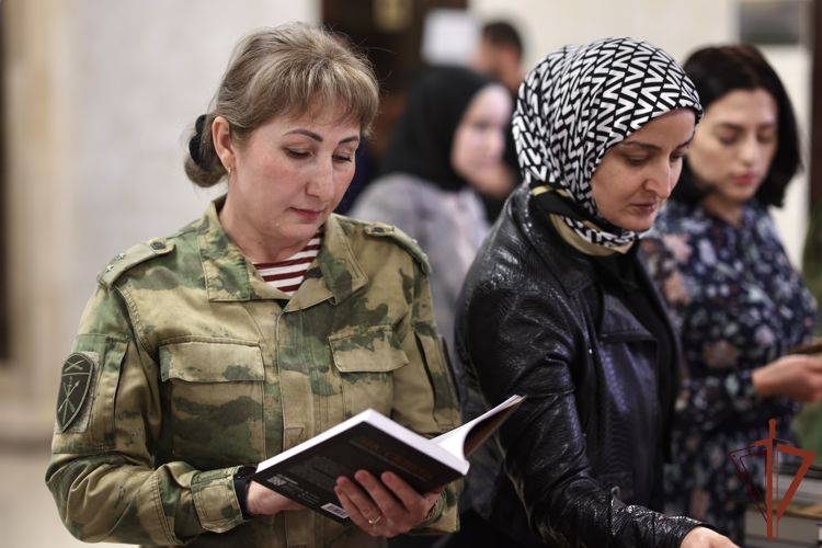 Росгвардейцы приняли участие в книжном фестивале «Питер» в Грозном