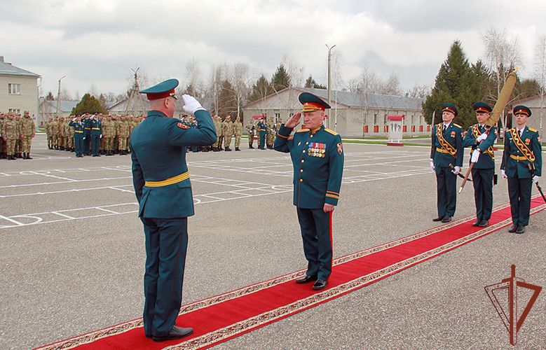 Командующий Северо-Кавказским округом Росгвардии вручил Боевое знамя артиллерийскому полку 