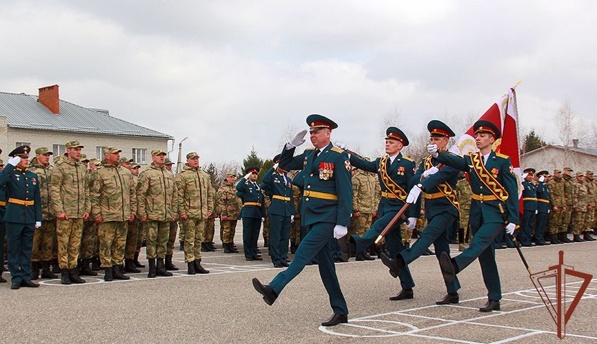 Командующий Северо-Кавказским округом Росгвардии вручил Боевое знамя артиллерийскому полку 