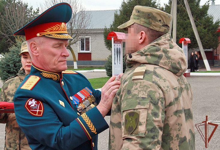 Командующий Северо-Кавказским округом Росгвардии вручил Боевое знамя артиллерийскому полку 