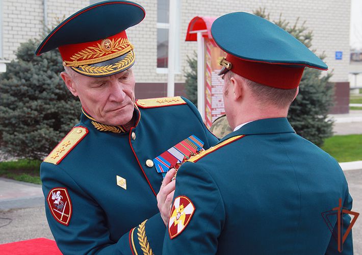 Командующий Северо-Кавказским округом Росгвардии вручил Боевое знамя артиллерийскому полку 