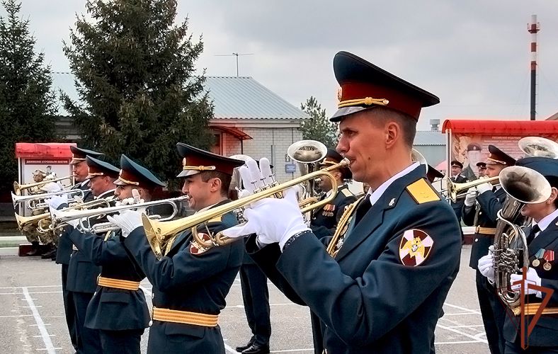 Командующий Северо-Кавказским округом Росгвардии вручил Боевое знамя артиллерийскому полку 