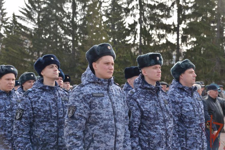 Врио командующего Уральским округом Росгвардии возложил цветы к мемориалу «Черный тюльпан» в Екатеринбурге