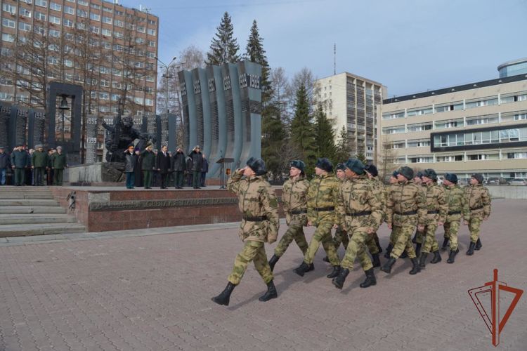 Врио командующего Уральским округом Росгвардии возложил цветы к мемориалу «Черный тюльпан» в Екатеринбурге