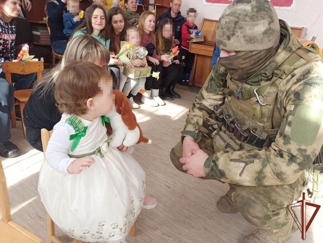 Росгвардейцы-участники СВО привезли сладости и игрушки воспитанникам детского сада в ЛНР