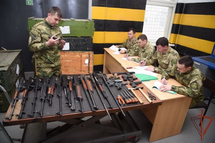 Более 2 тысяч единиц изъятого, добровольно сданного или найденного оружия уничтожили росгвардейцы в Грозном  