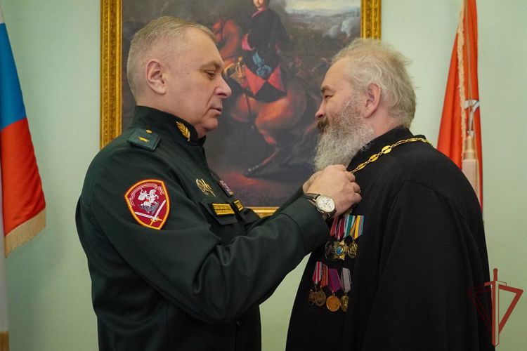 В Санкт-Петербурге росгвардейцам передали мощи святых и наградили вернувшихся с СВО священников