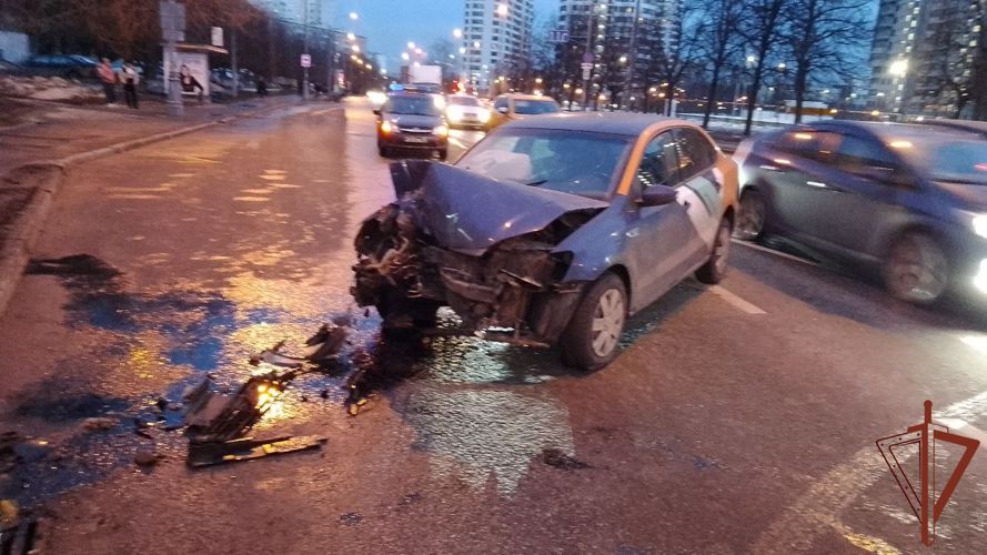 Росгвардейцы оказали доврачебную помощь пострадавшим в ДТП в столице (видео)