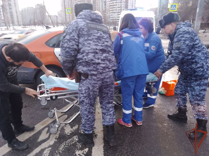Росгвардейцы оказали доврачебную помощь пострадавшим в ДТП в столице (видео)