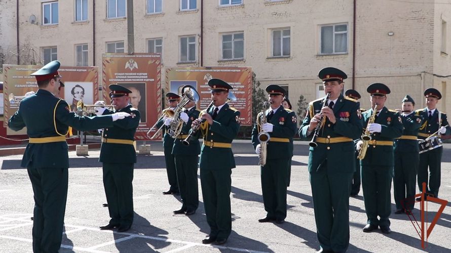 Воинским частям махачкалинского соединения Росгвардии вручены Боевые знамена