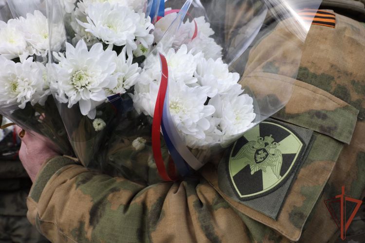 Росгвардейцы подарили живые цветы женщинам в рамках акции «СВОим с любовью»