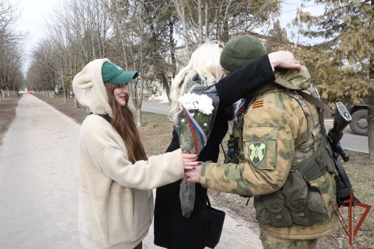 Росгвардейцы подарили живые цветы женщинам в рамках акции «СВОим с любовью»