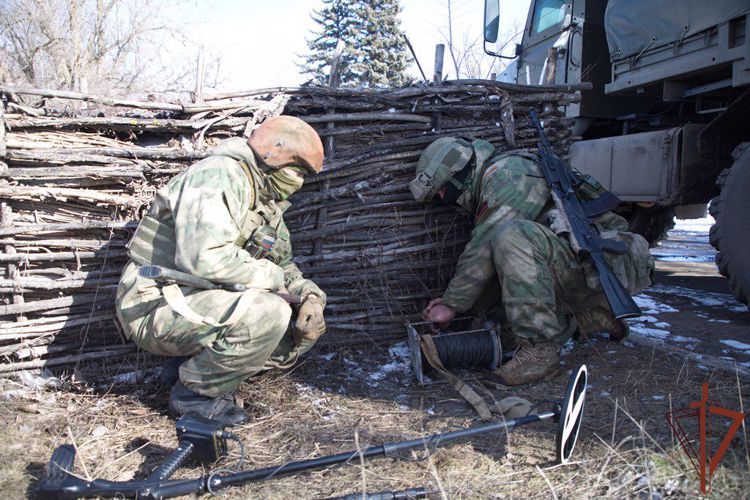 Саперы Росгвардии разминировали дорогу в пригороде Мариуполя