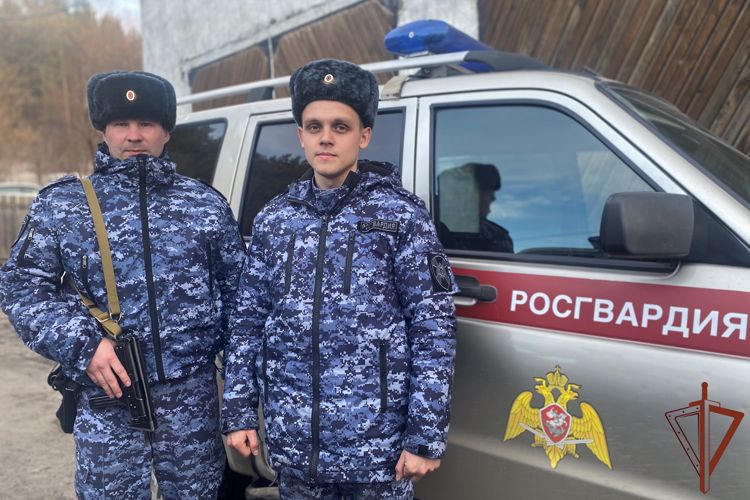 Росгвардейцы оказали помощь упавшей на улице в Горно-Алтайске женщине