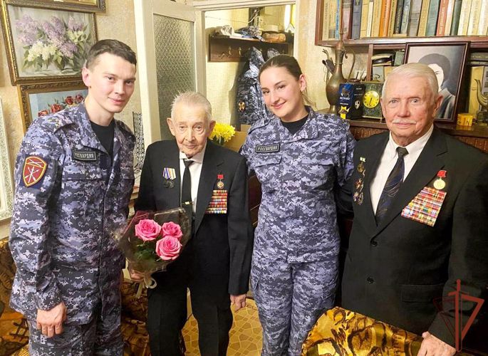 Росгвардейцы поздравили Ветерана Великой Отечественной войны с 98-летием в Симферополе