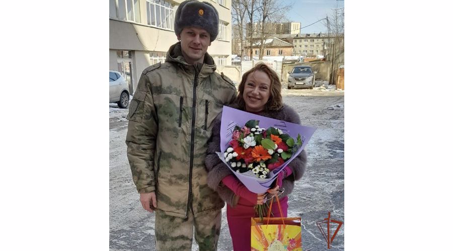 В канун 8 марта росгвардейцы Сибири поздравили матерей, вдов и дочерей погибших товарищей