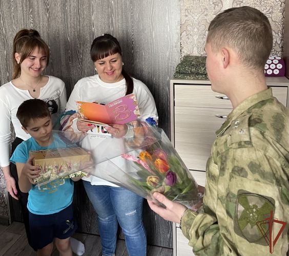 В канун 8 марта росгвардейцы Сибири поздравили матерей, вдов и дочерей погибших товарищей